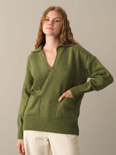 Load image into Gallery viewer, WOMAN IN GREEN RIBBED KNIT SWEATER
