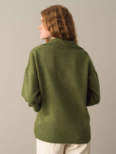 Load image into Gallery viewer, WOMAN IN GREEN RIBBED KNIT SWEATER
